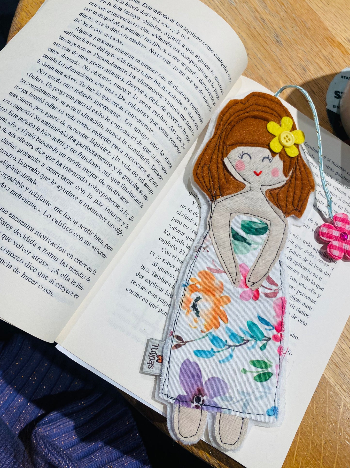 Handgefertigtes Lesezeichen aus Stoffresten – Upcycling-Unikat „Berliner Puppe“ Tulipas handmade