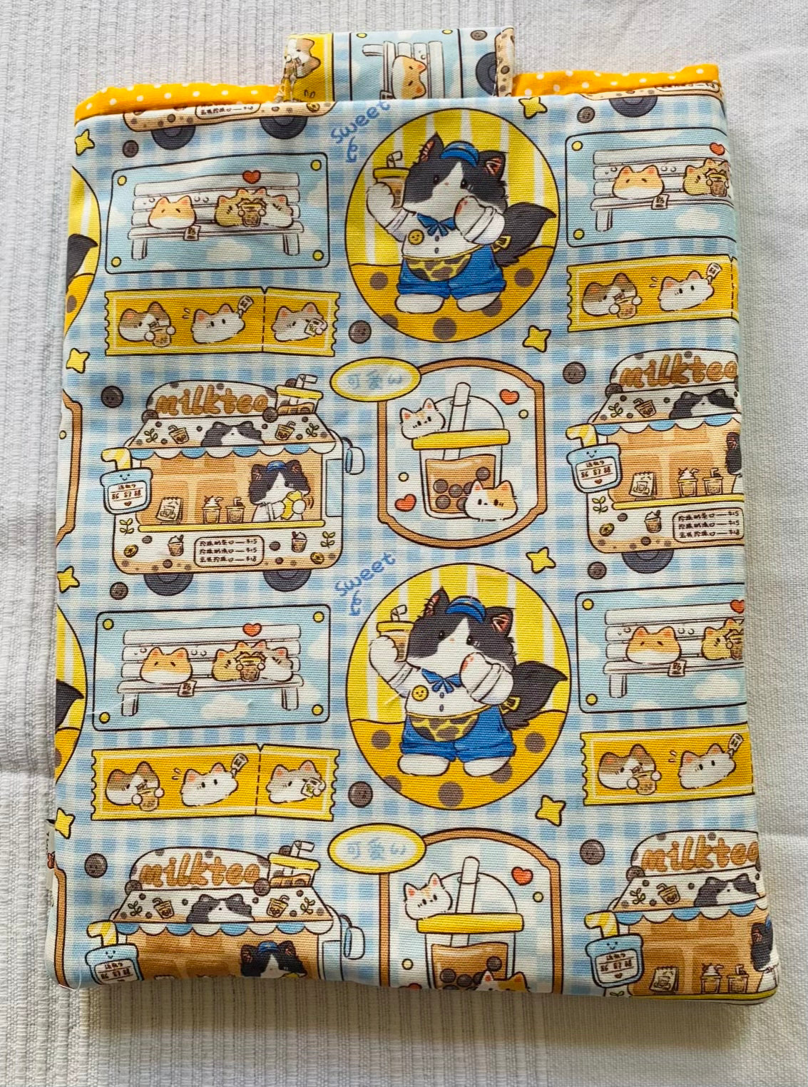 Gepolsterte Buchhülle „Katzen-Bäckerei" mit Fronttasche · Booksleeve 20 x 26 cm · handgemacht Tulipas handmade