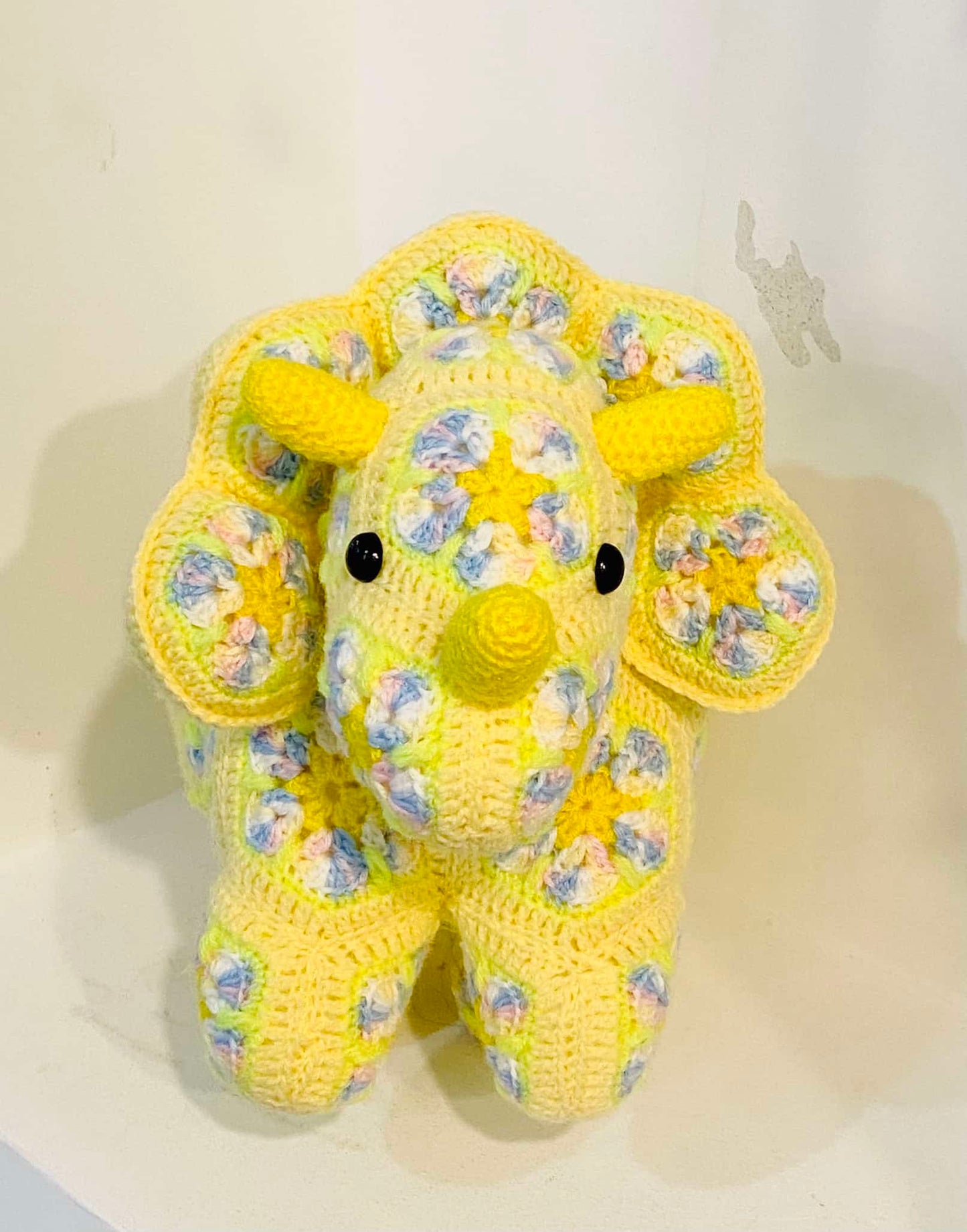 Handgehäkelter Triceratops: Einzigartige Dinosaurierkunst für Ihr Kinderzimmer Tulipas Berlin