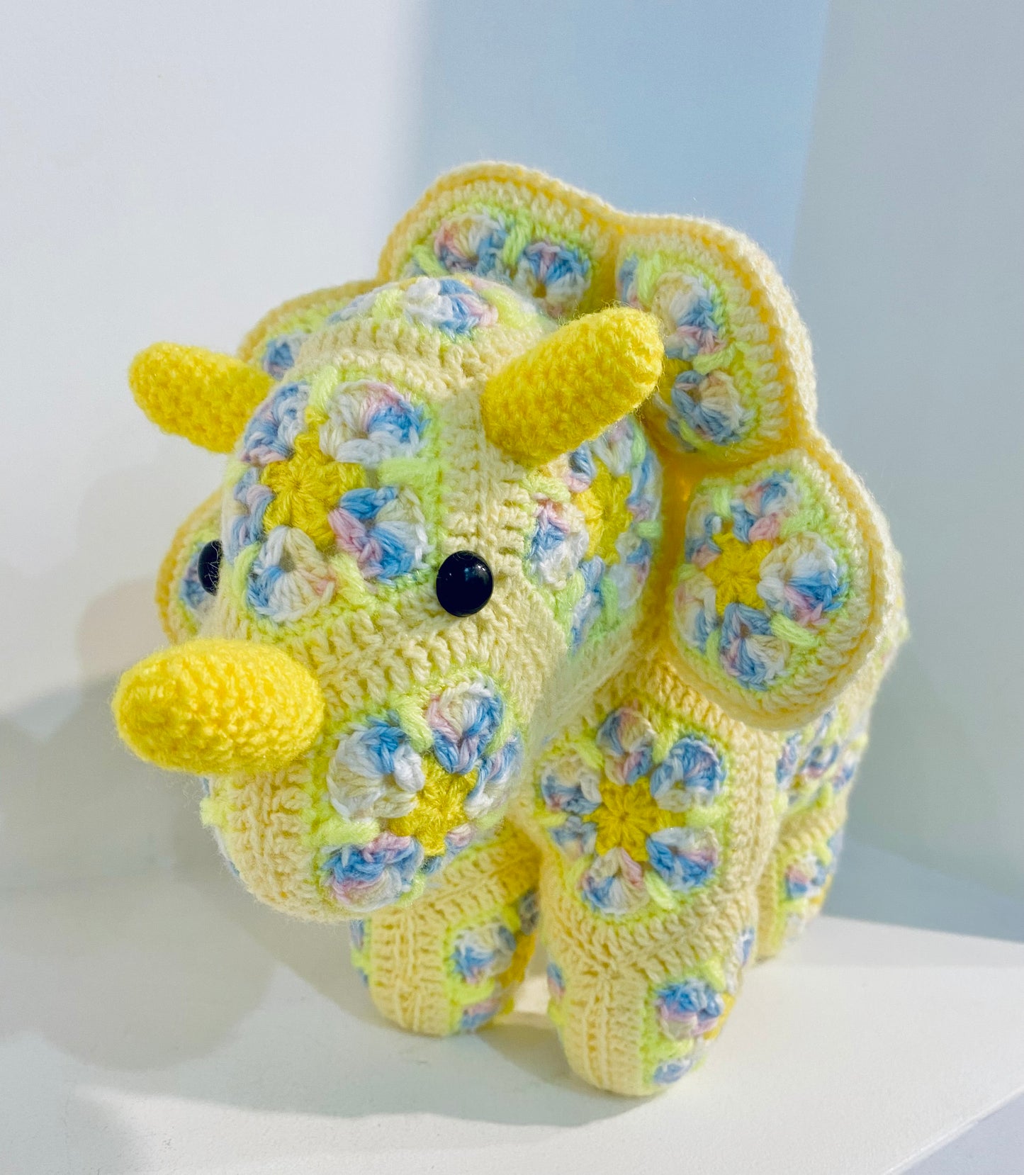 Handgehäkelter Triceratops: Einzigartige Dinosaurierkunst für Ihr Kinderzimmer Tulipas Berlin