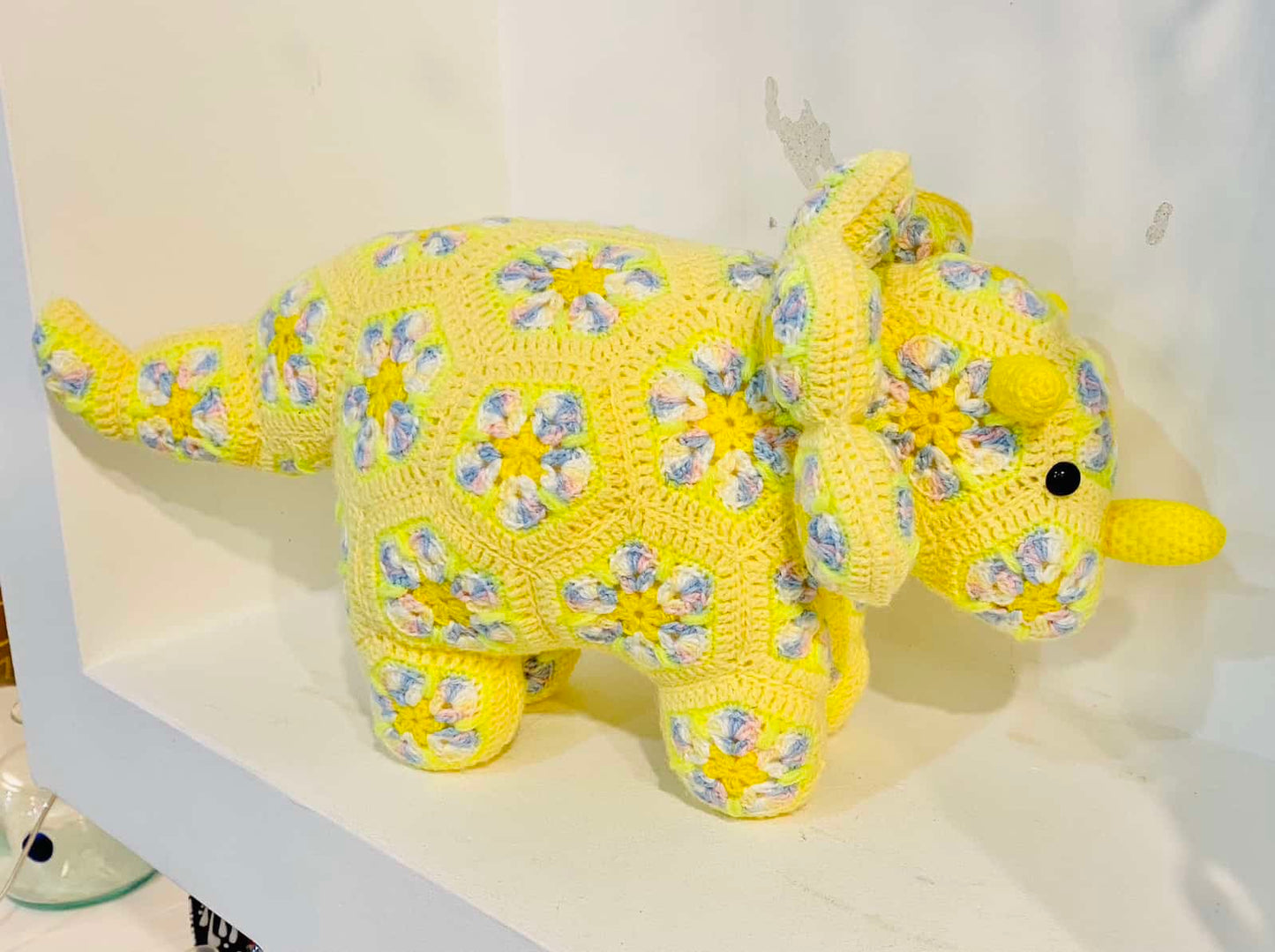 Handgehäkelter Triceratops: Einzigartige Dinosaurierkunst für Ihr Kinderzimmer Tulipas Berlin