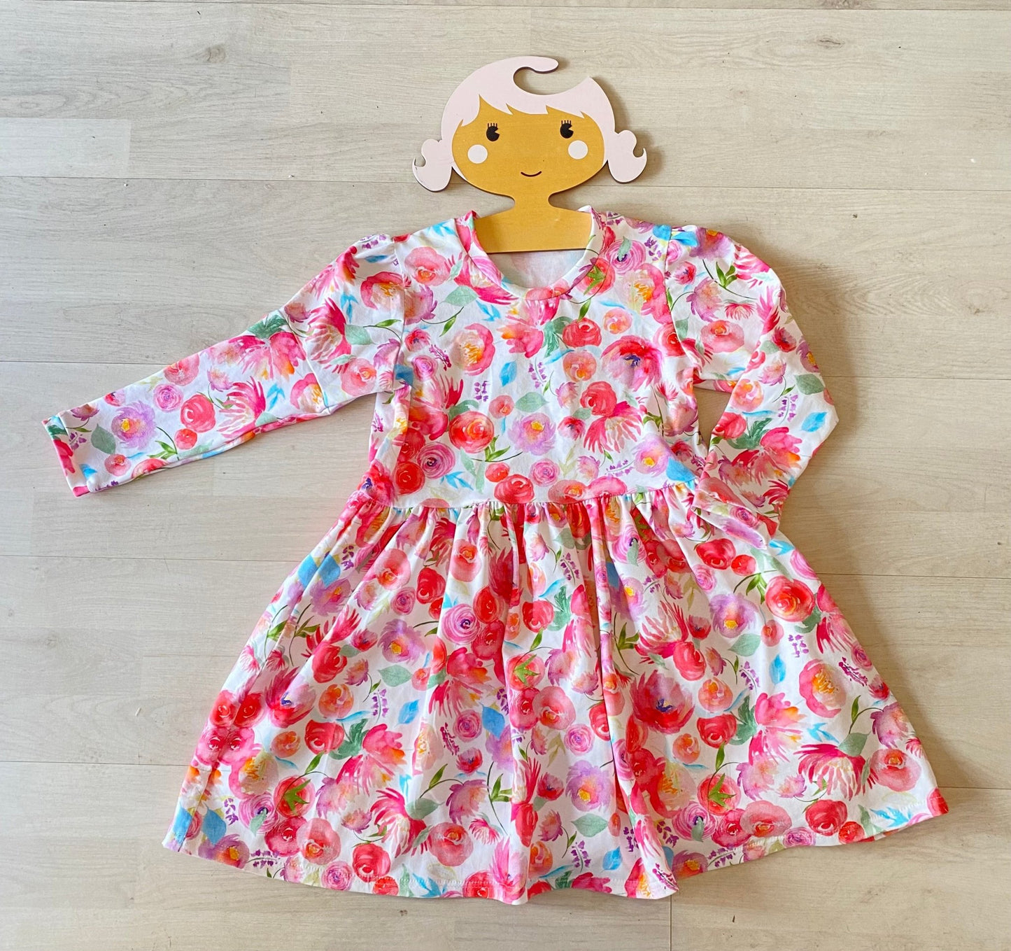Kleid mit Rüschen Acuarell Blumen Tulipas Berlin