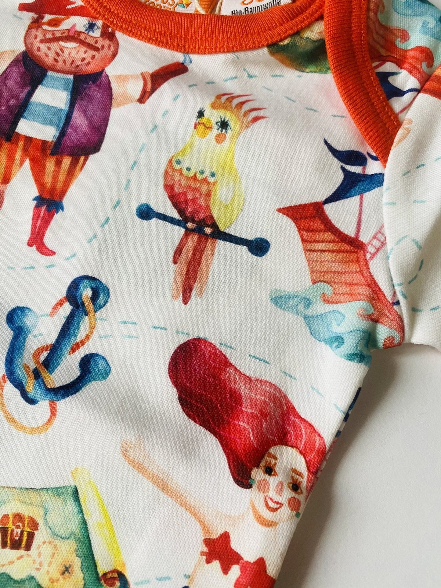 Pirat acuarell alloverprint Body Curious stories