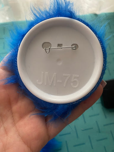 Flauschiger Monster-Pin "Blue Fuzz" – Einzigartiges, handgefertigtes Accessoire für Schulranzen und Rucksäcke Tulipas handmade