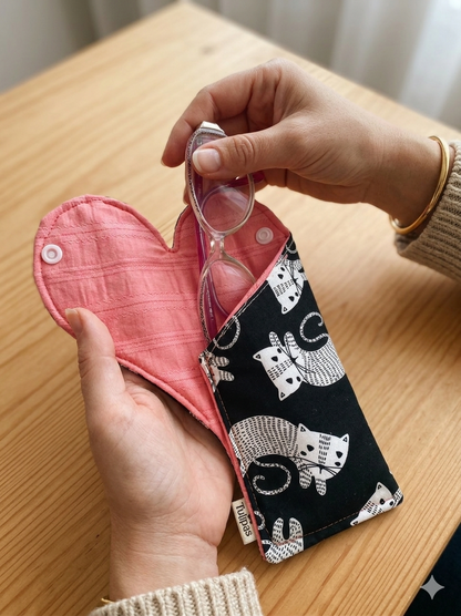 Brillenetui Herzform – Handgemachtes Brillenetui aus Stoff | Weiches Etui für Damen Tulipas handmade