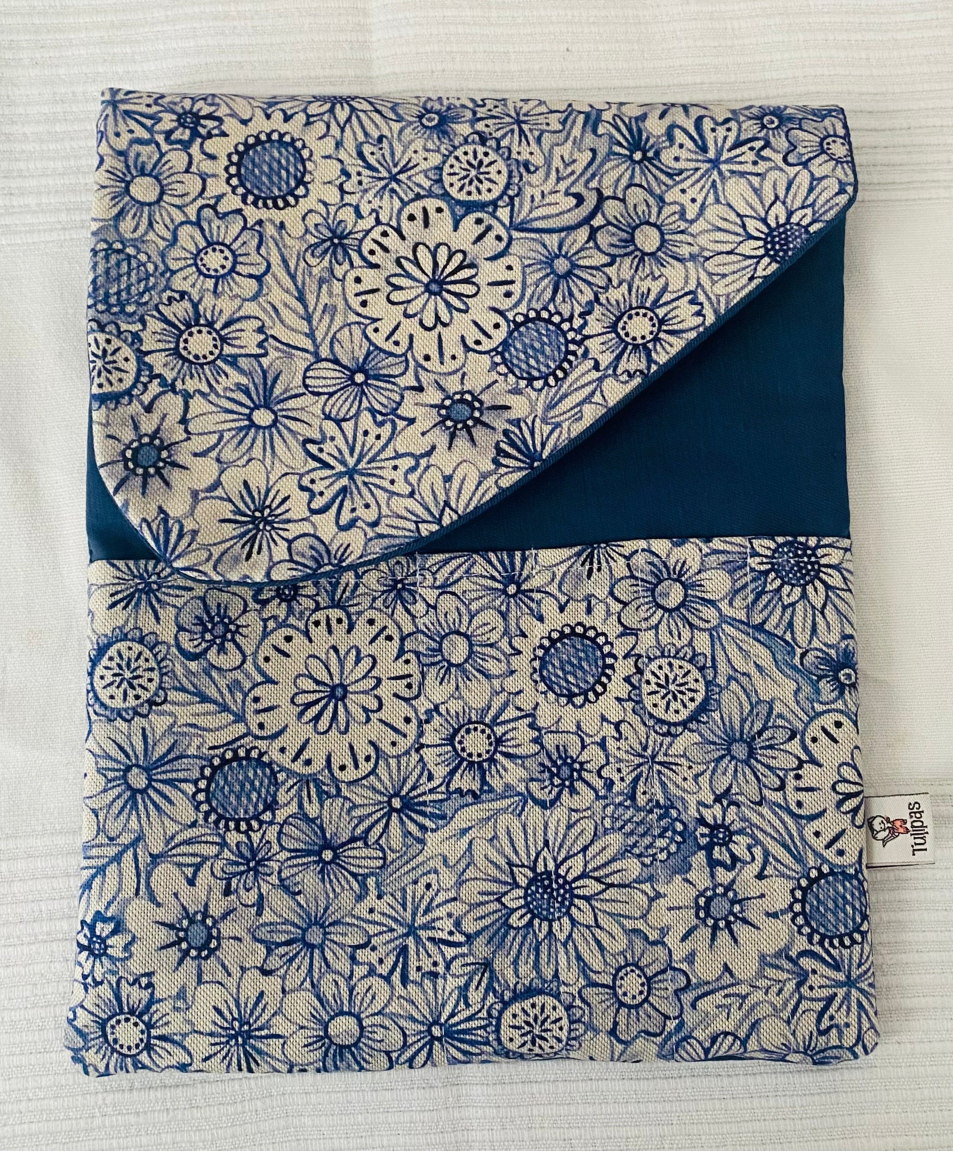 Buch-Organizer „Blumenpoesie – Blau“ – handgemachte Büchertasche | 22 × 28 cm Tulipas handmade