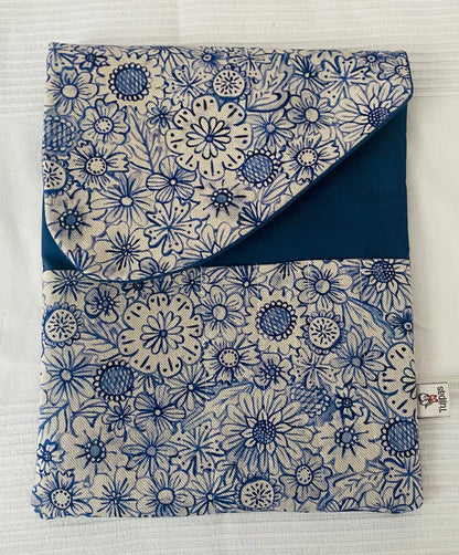 Buch-Organizer „Blumenpoesie – Blau“ – handgemachte Büchertasche | 22 × 28 cm Tulipas handmade