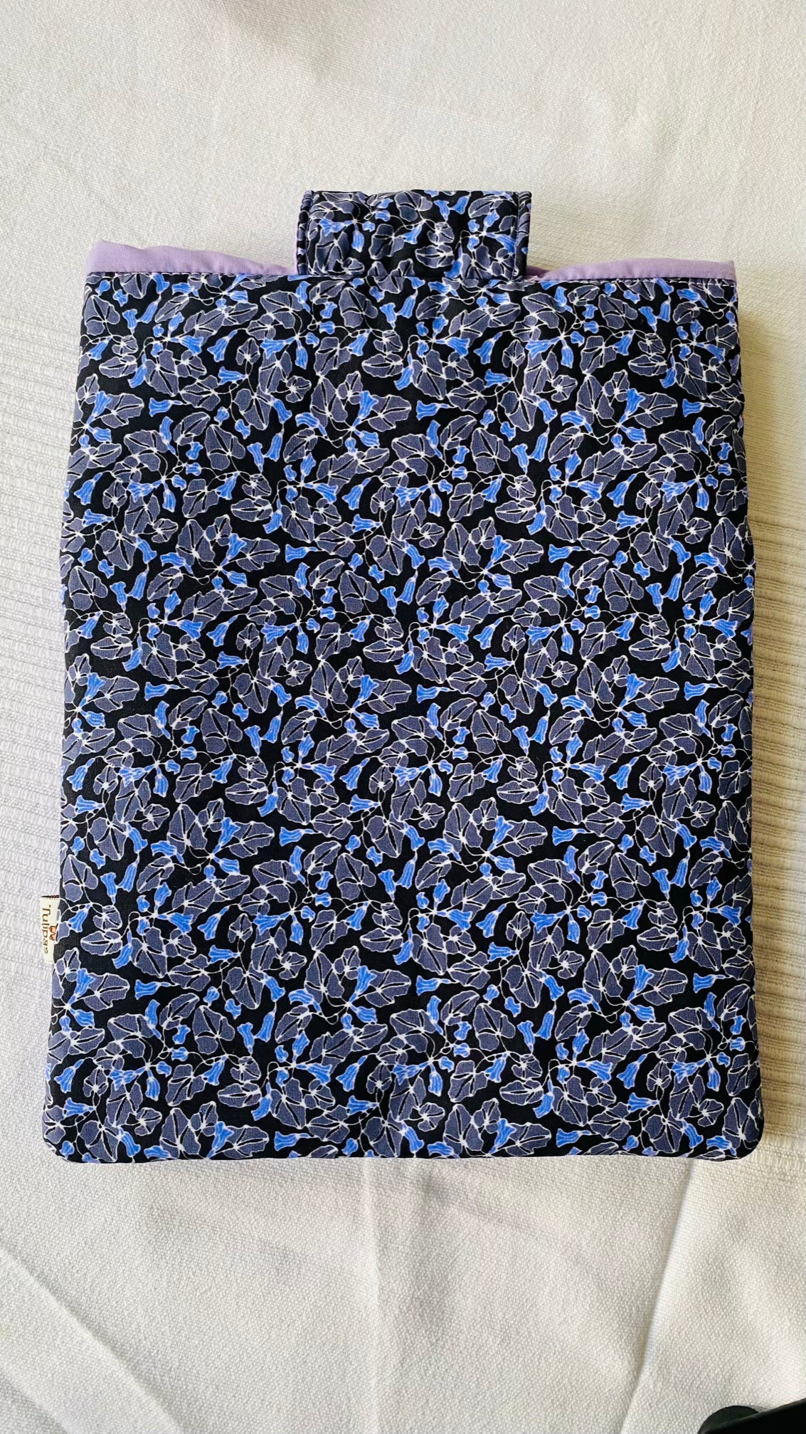 Gepolsterte Buchhülle „Violet" mit Fronttasche · Booksleeve 20 x 26 cm · handgemacht Tulipas handmade