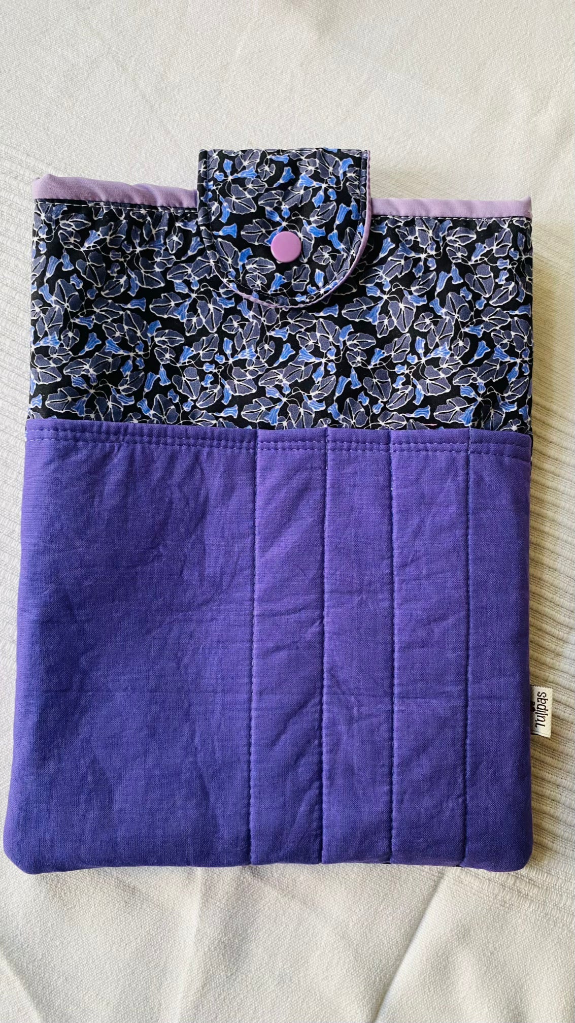 Gepolsterte Buchhülle „Violet" mit Fronttasche · Booksleeve 20 x 26 cm · handgemacht Tulipas handmade