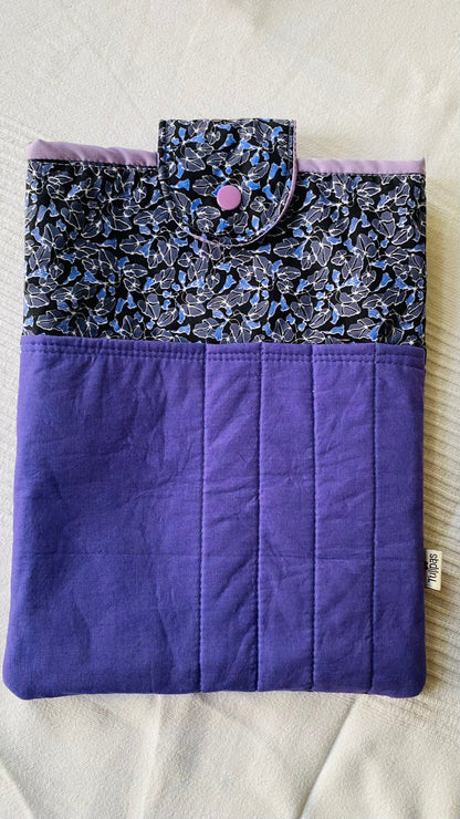 Gepolsterte Buchhülle „Violet" mit Fronttasche · Booksleeve 20 x 26 cm · handgemacht Tulipas handmade