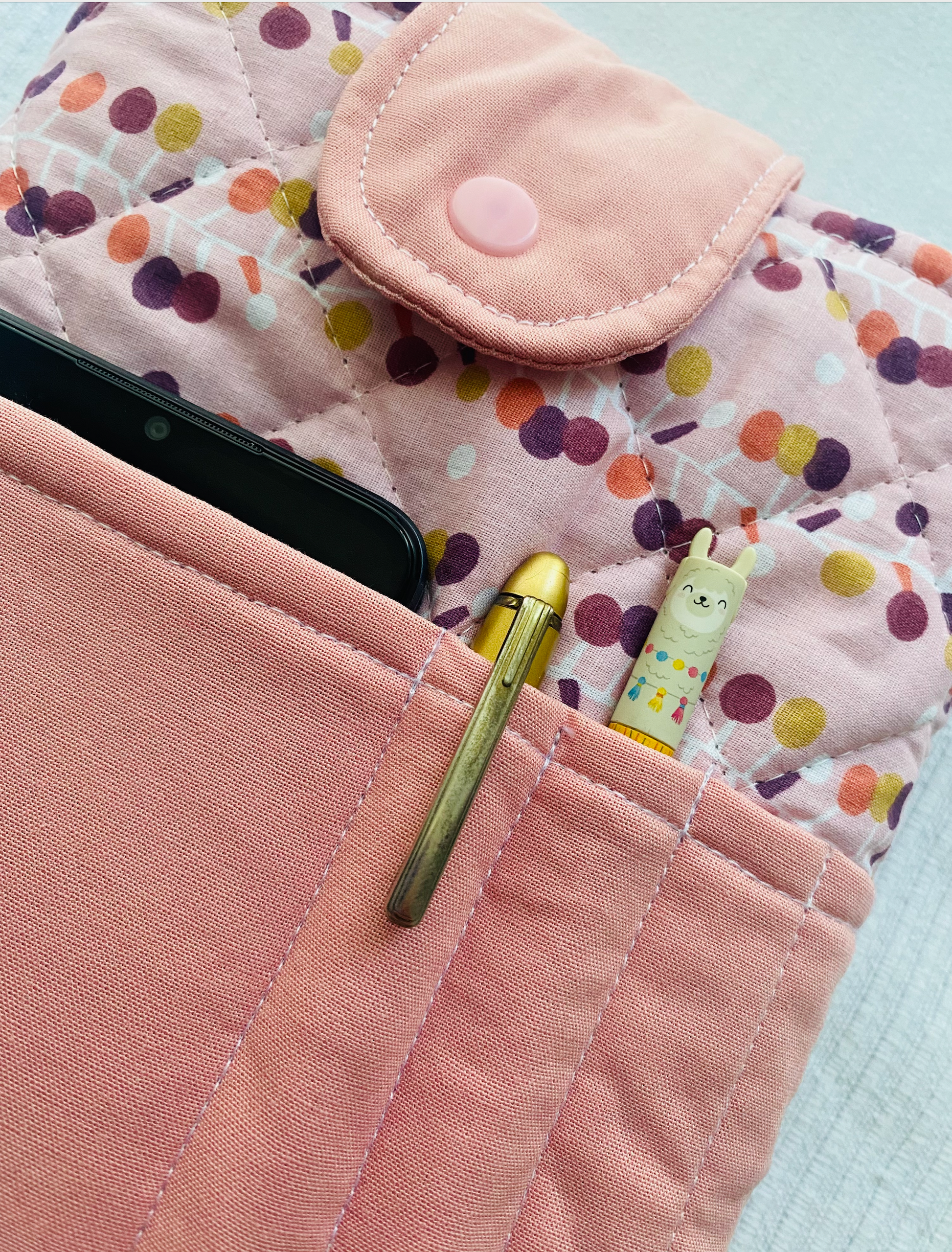 Gepolsterte Buchhülle „Beeren" mit Fronttasche · Booksleeve 20 x 26 cm · handgemacht Tulipas handmade