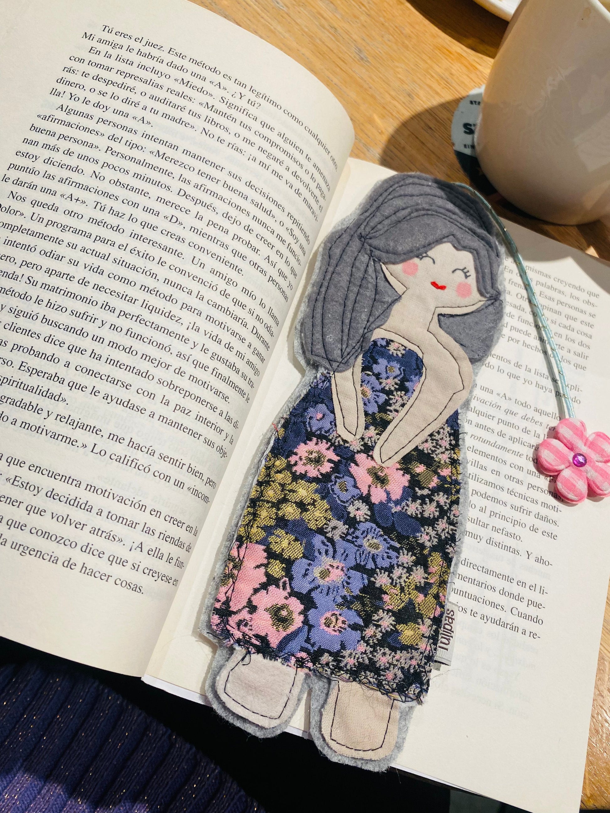 Handgefertigtes Lesezeichen aus Stoffresten – Upcycling-Unikat „Berliner Puppe“ Tulipas handmade