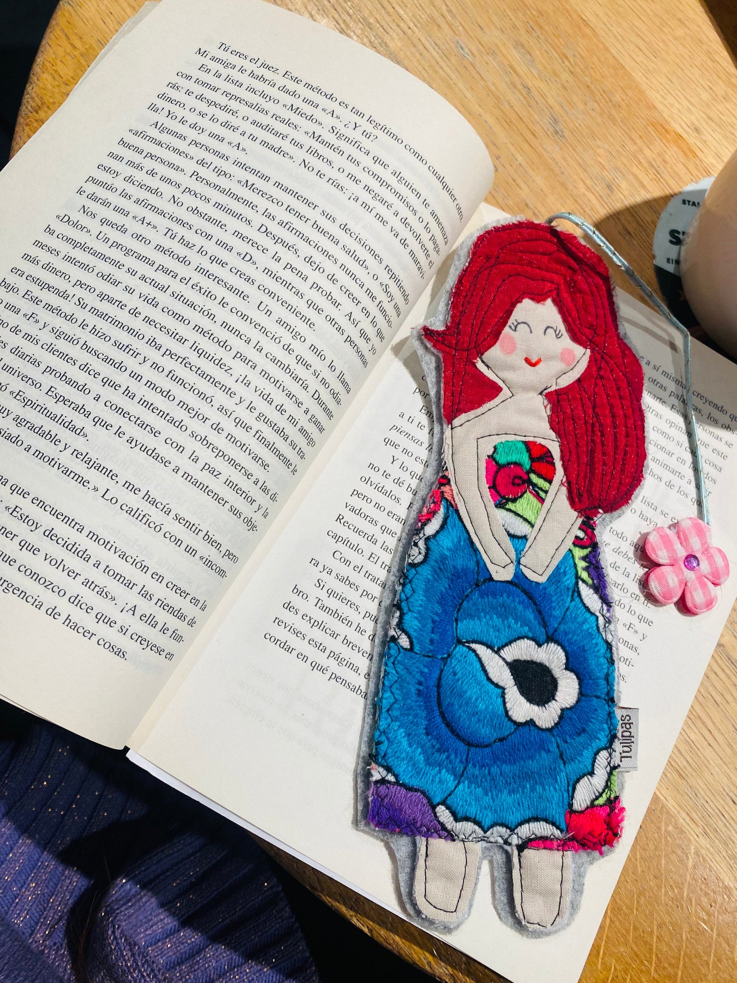 Handgefertigtes Lesezeichen aus Stoffresten – Upcycling-Unikat „Berliner Puppe“ Tulipas handmade