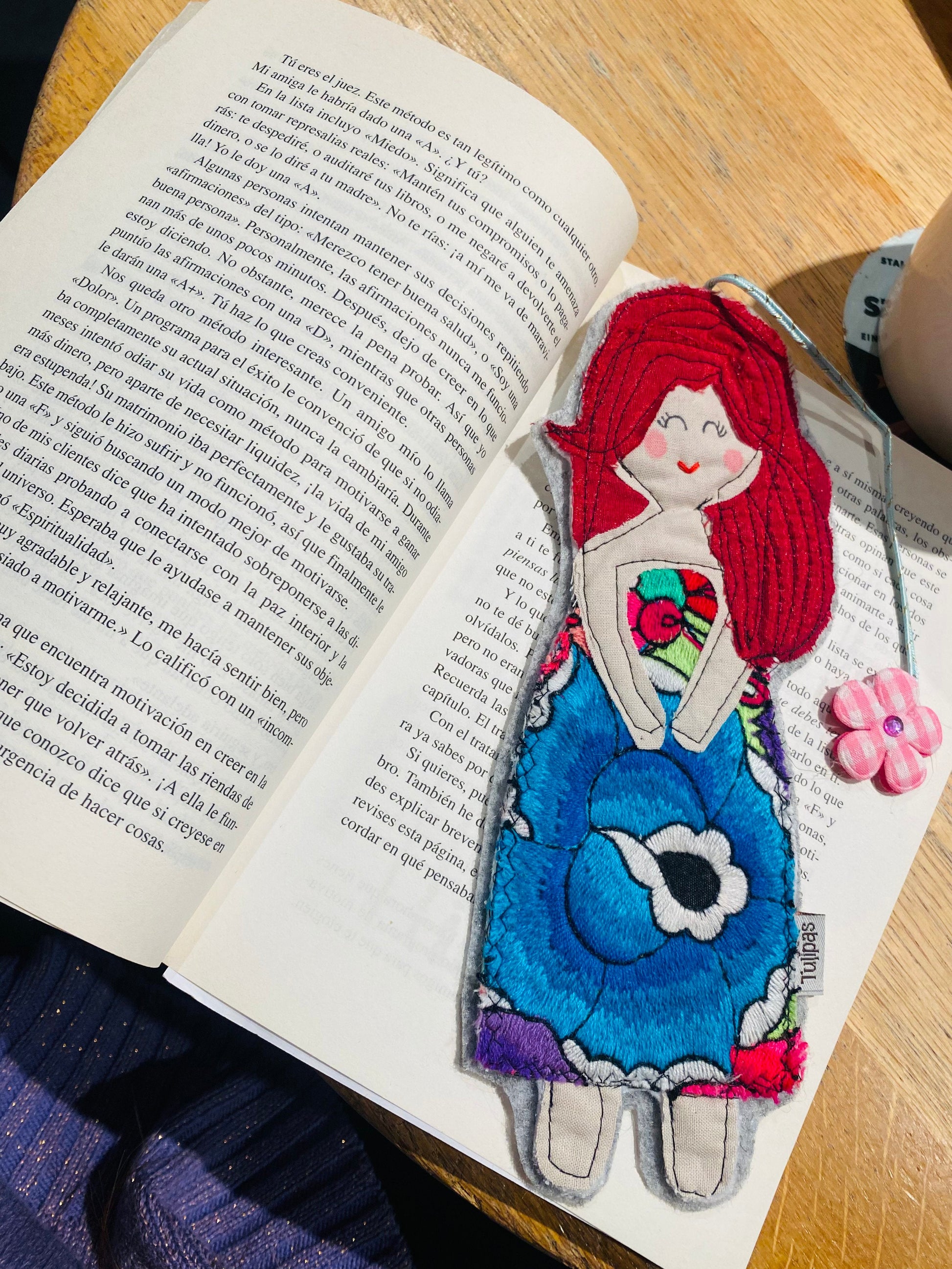 Handgefertigtes Lesezeichen aus Stoffresten – Upcycling-Unikat „Berliner Puppe“ Tulipas handmade