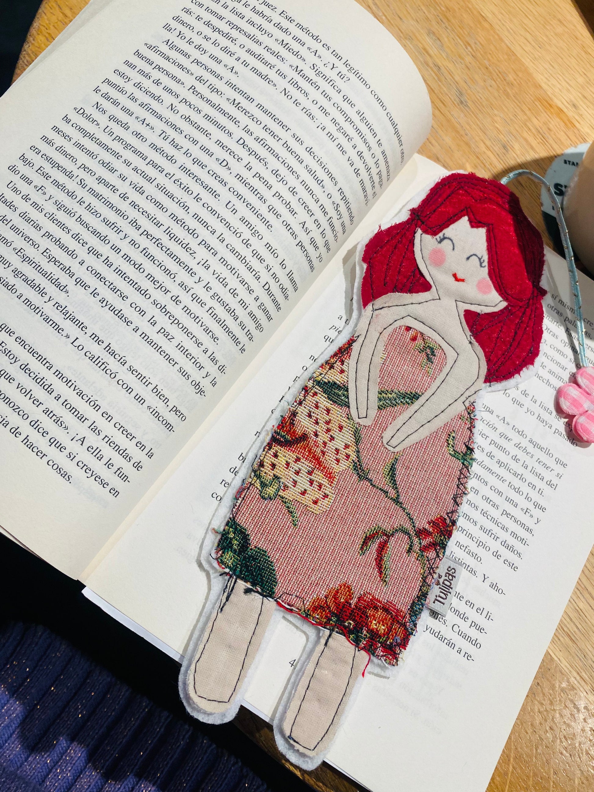 Handgefertigtes Lesezeichen aus Stoffresten – Upcycling-Unikat „Berliner Puppe“ Tulipas handmade