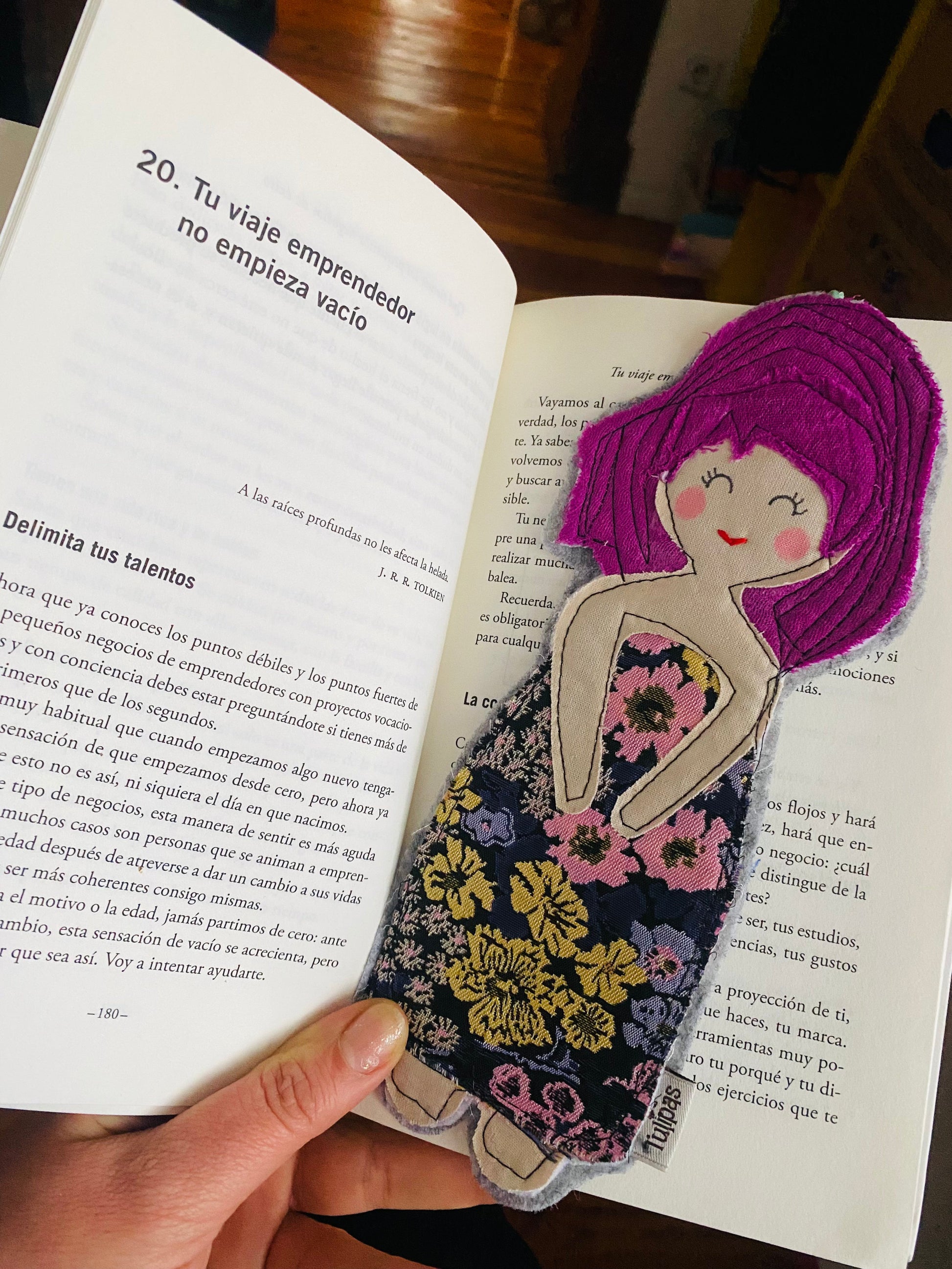 Handgefertigtes Lesezeichen aus Stoffresten – Upcycling-Unikat „Berliner Puppe“ Tulipas handmade