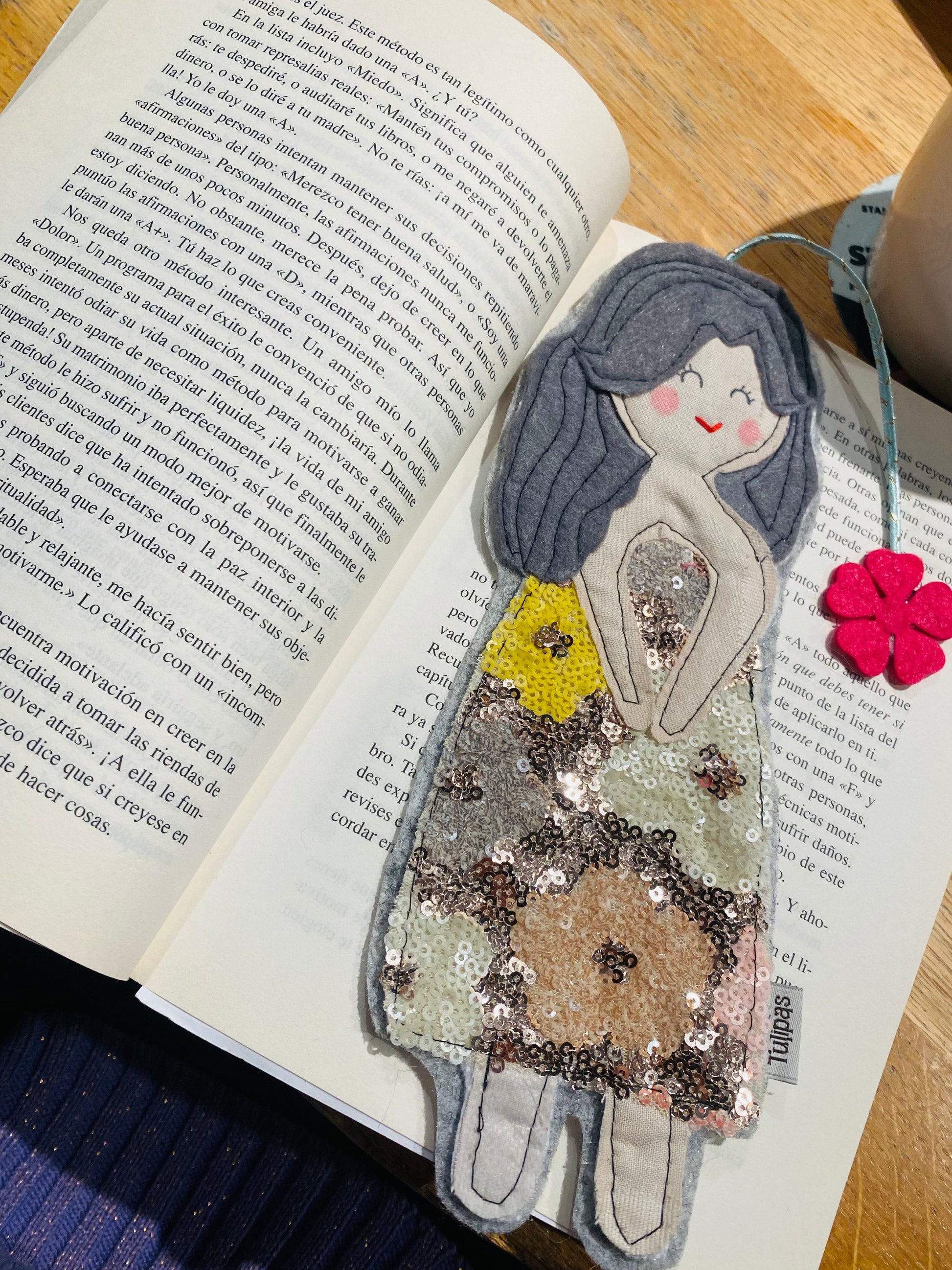 Handgefertigtes Lesezeichen aus Stoffresten – Upcycling-Unikat „Berliner Puppe“ Tulipas handmade