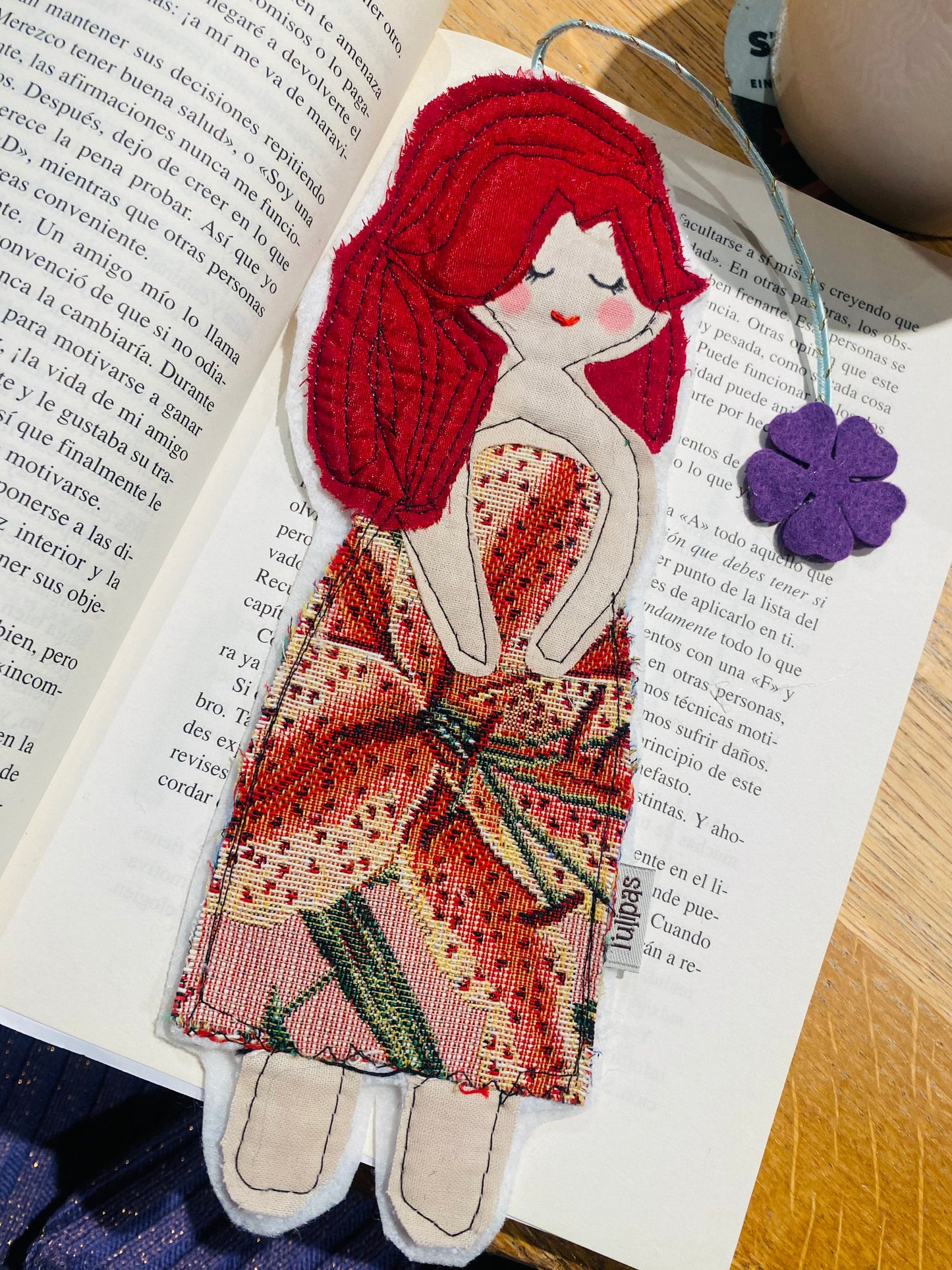 Handgefertigtes Lesezeichen aus Stoffresten – Upcycling-Unikat „Berliner Puppe“ Tulipas handmade