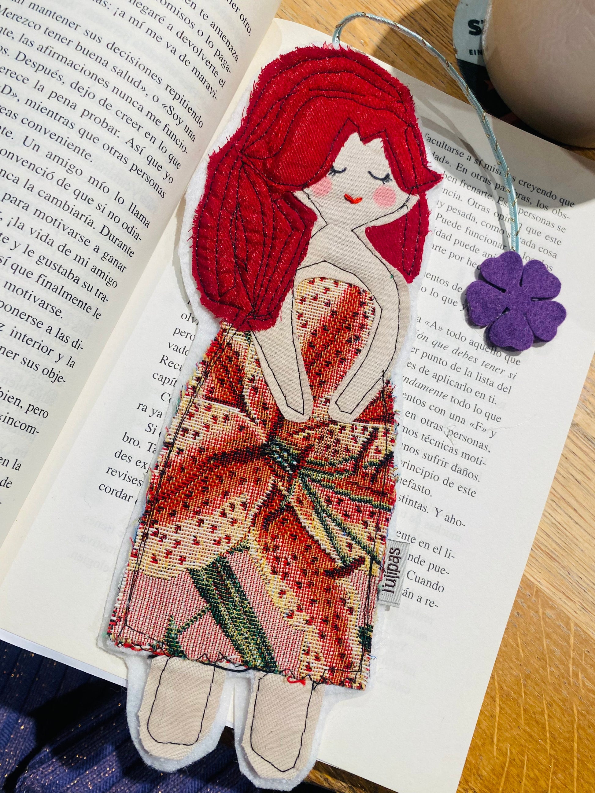 Handgefertigtes Lesezeichen aus Stoffresten – Upcycling-Unikat „Berliner Puppe“ Tulipas handmade
