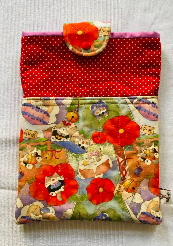 Gepolsterte Buchhülle „Blumen-Katzen" mit Fronttasche · Booksleeve 20 x 26 cm · handgemacht Tulipas handmade