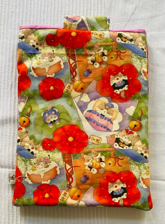Gepolsterte Buchhülle „Blumen-Katzen" mit Fronttasche · Booksleeve 20 x 26 cm · handgemacht Tulipas handmade