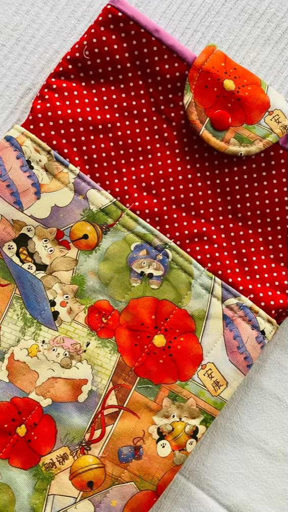 Gepolsterte Buchhülle „Blumen-Katzen" mit Fronttasche · Booksleeve 20 x 26 cm · handgemacht Tulipas handmade