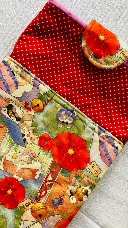 Gepolsterte Buchhülle „Blumen-Katzen" mit Fronttasche · Booksleeve 20 x 26 cm · handgemacht Tulipas handmade