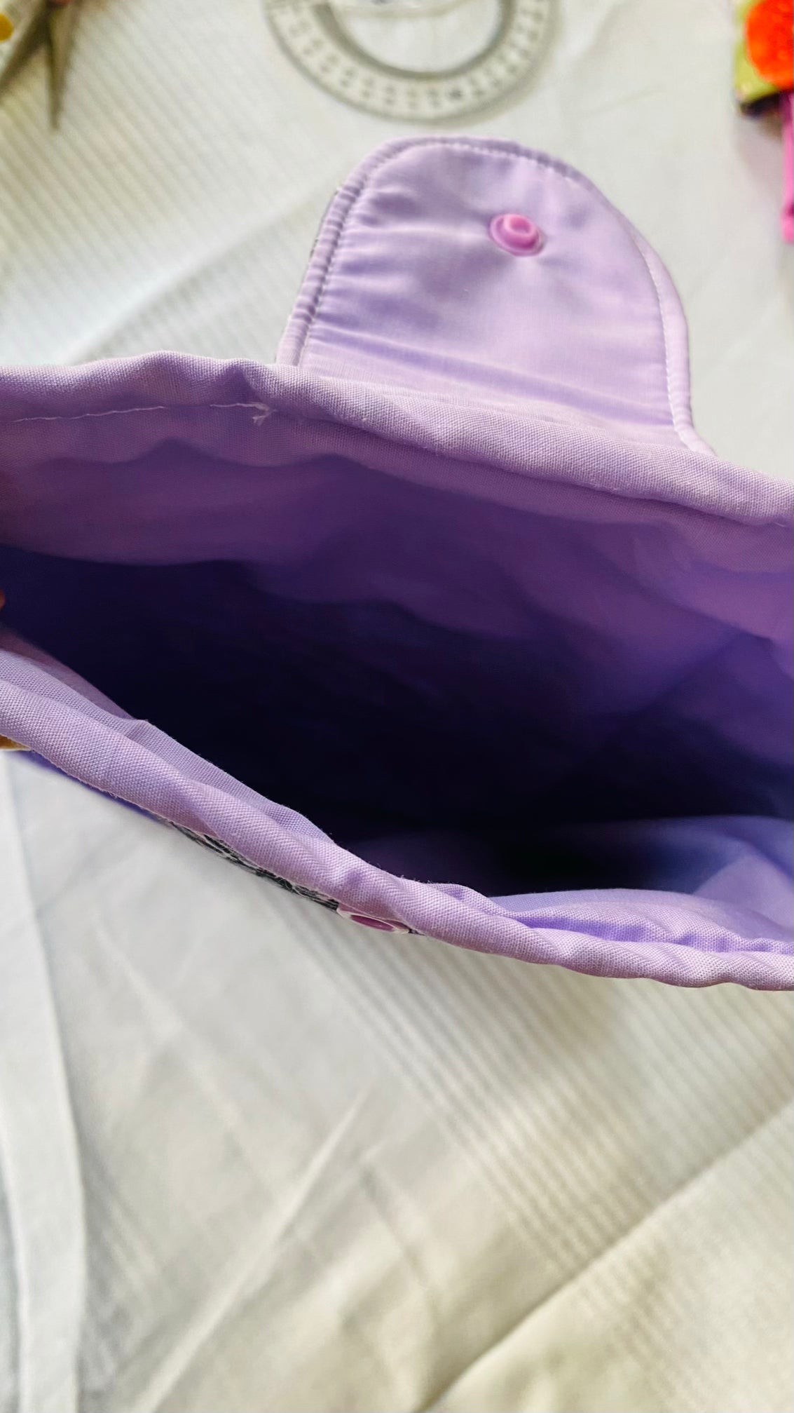 Gepolsterte Buchhülle „Violet" mit Fronttasche · Booksleeve 20 x 26 cm · handgemacht Tulipas handmade
