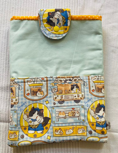 Gepolsterte Buchhülle „Katzen-Bäckerei" mit Fronttasche · Booksleeve 20 x 26 cm · handgemacht Tulipas handmade