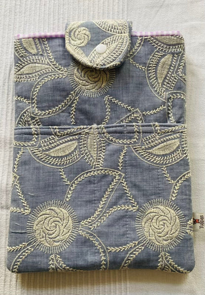 Buchhülle „Blumen-Denim" mit Fronttasche · Booksleeve 20 x 26 cm · handgemacht Tulipas handmade