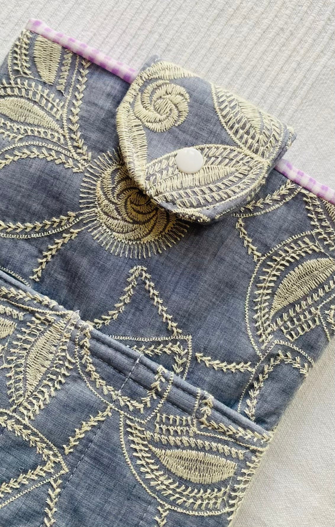 Buchhülle „Blumen-Denim" mit Fronttasche · Booksleeve 20 x 26 cm · handgemacht Tulipas handmade