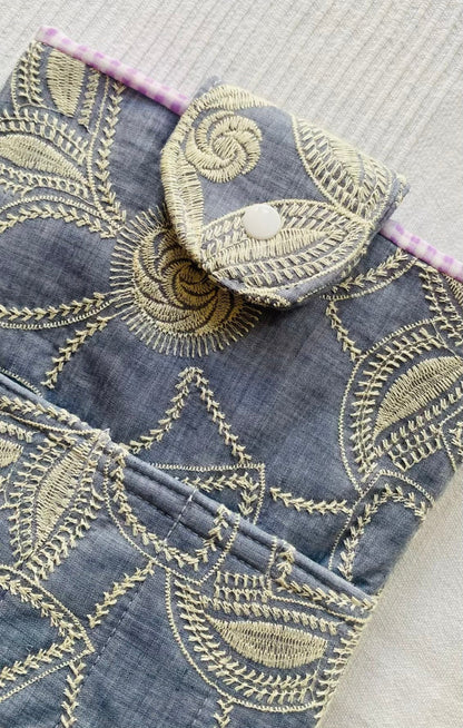 Buchhülle „Blumen-Denim" mit Fronttasche · Booksleeve 20 x 26 cm · handgemacht Tulipas handmade