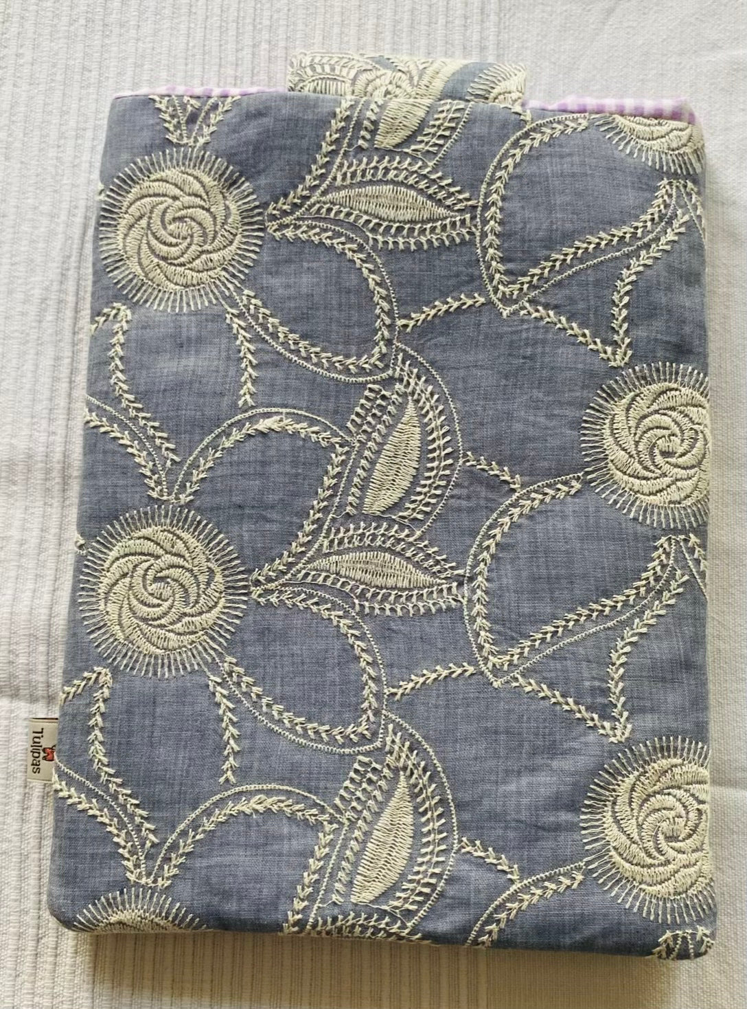 Buchhülle „Blumen-Denim" mit Fronttasche · Booksleeve 20 x 26 cm · handgemacht Tulipas handmade