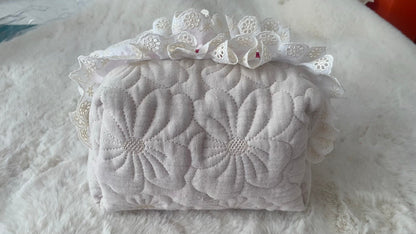Weiße handgemachte Kosmetiktasche mit floralem Steppmuster und romantischer Spitze von Tulipas Handmade Berlin