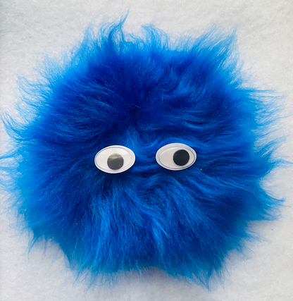 Flauschiger Monster-Pin "Blue Fuzz" – Einzigartiges, handgefertigtes Accessoire für Schulranzen und Rucksäcke Tulipas handmade