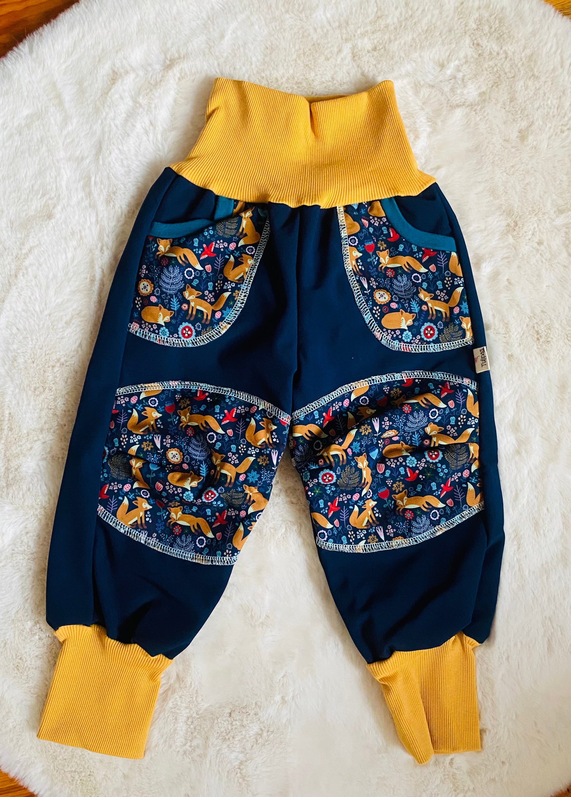 Handgenähte Softshell Kinderhose Fuchs Blau 98-104 – Wasserdichte Outdoor Matschhose mit Knieverstärkung – Unikat aus Berlin (Kopie) Tulipas Berlin