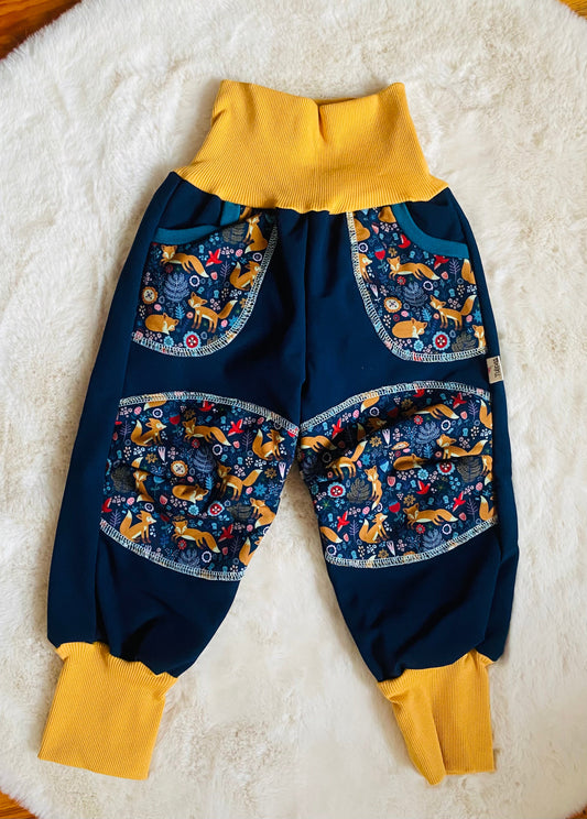 Handgenähte Softshell Kinderhose Fuchs Blau 98-104 – Wasserdichte Outdoor Matschhose mit Knieverstärkung – Unikat aus Berlin (Kopie) Tulipas Berlin