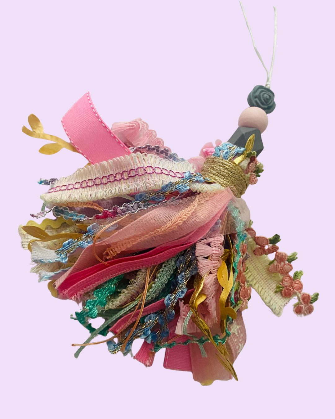 Boho Quaste Anhänger – Handgefertigter Taschenbaumler & Bible Tassel – Upcycling Unikat Tulipas Berlin