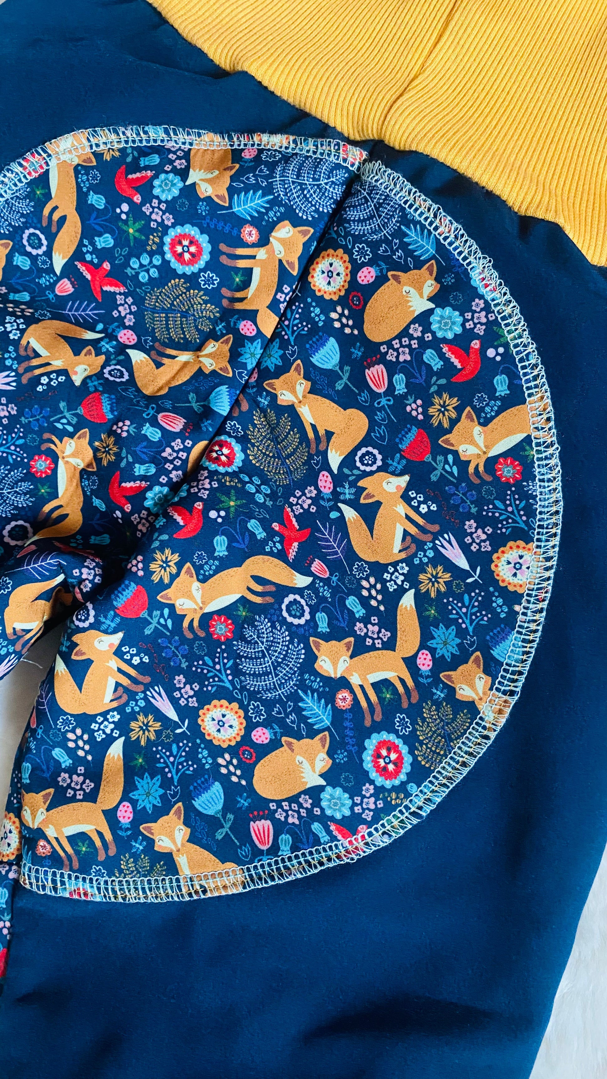 Handgenähte Softshell Kinderhose Fuchs Blau 98-104 – Wasserdichte Outdoor Matschhose mit Knieverstärkung – Unikat aus Berlin (Kopie) Tulipas Berlin