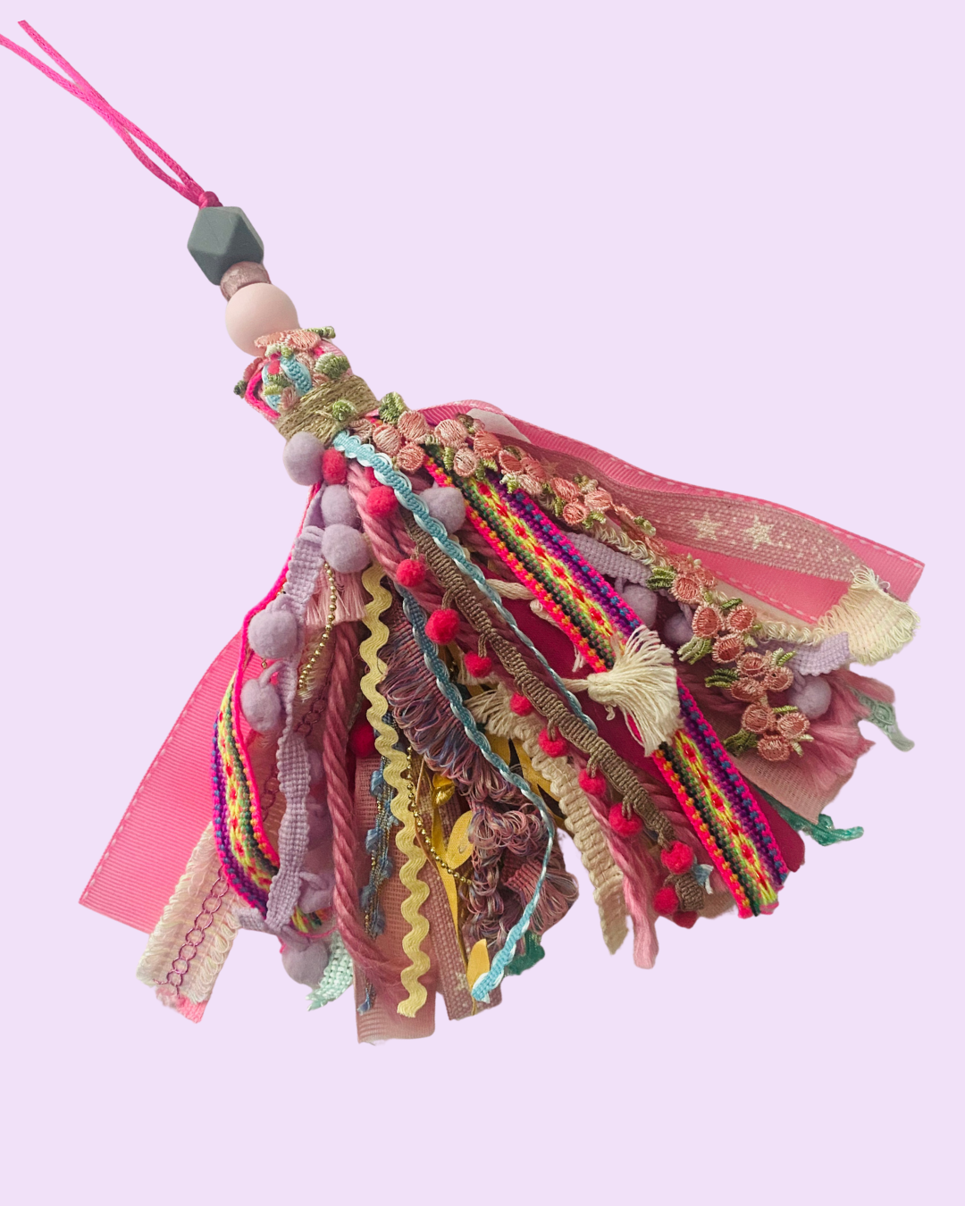 Boho Quaste Anhänger – Handgefertigter Taschenbaumler & Bible Tassel – Upcycling Unikat Tulipas Berlin