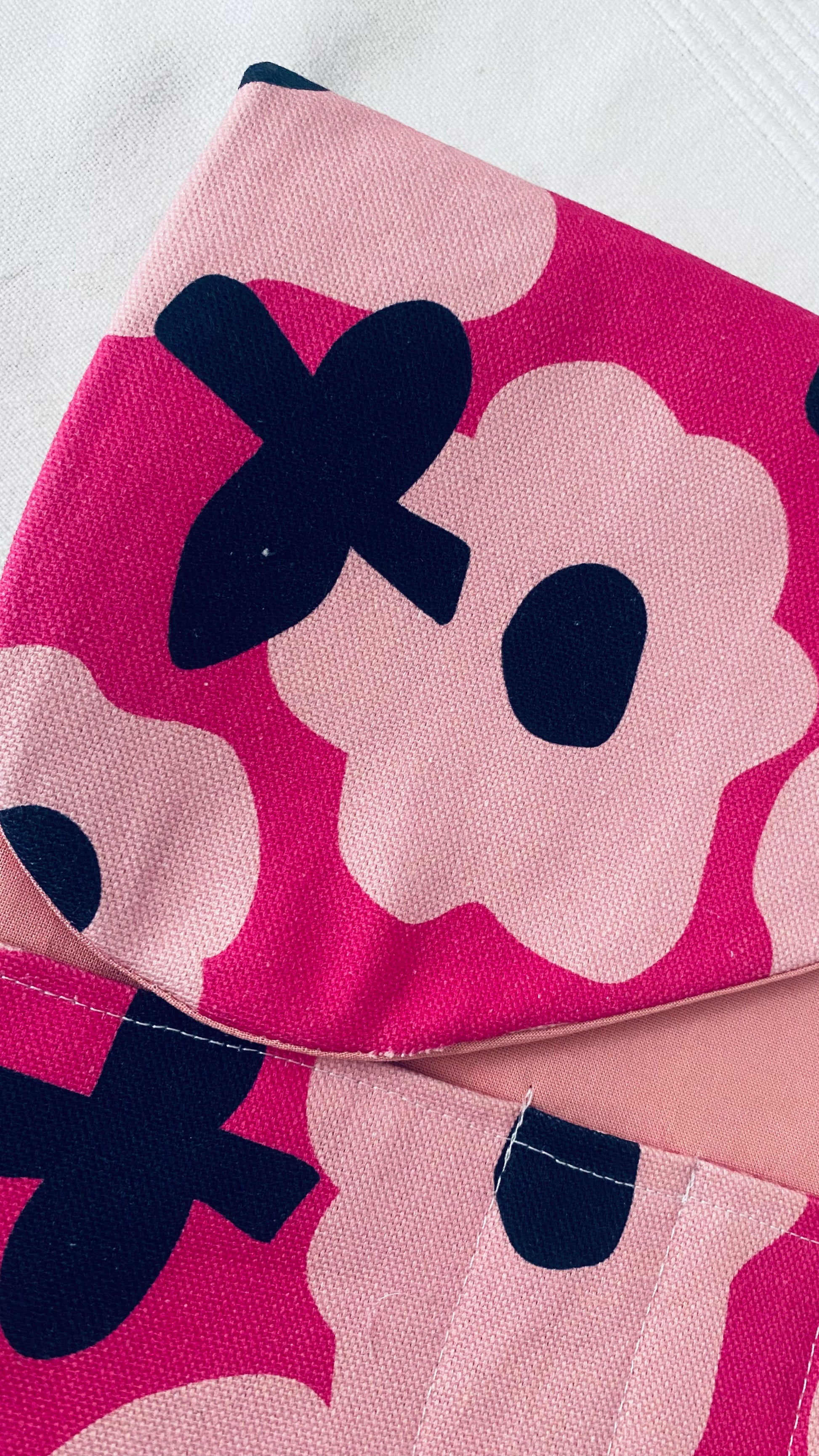 Buch-Organizer „Blütenliebe – Rosa“ – handgemachte Büchertasche | 22 × 28 cm Tulipas handmade