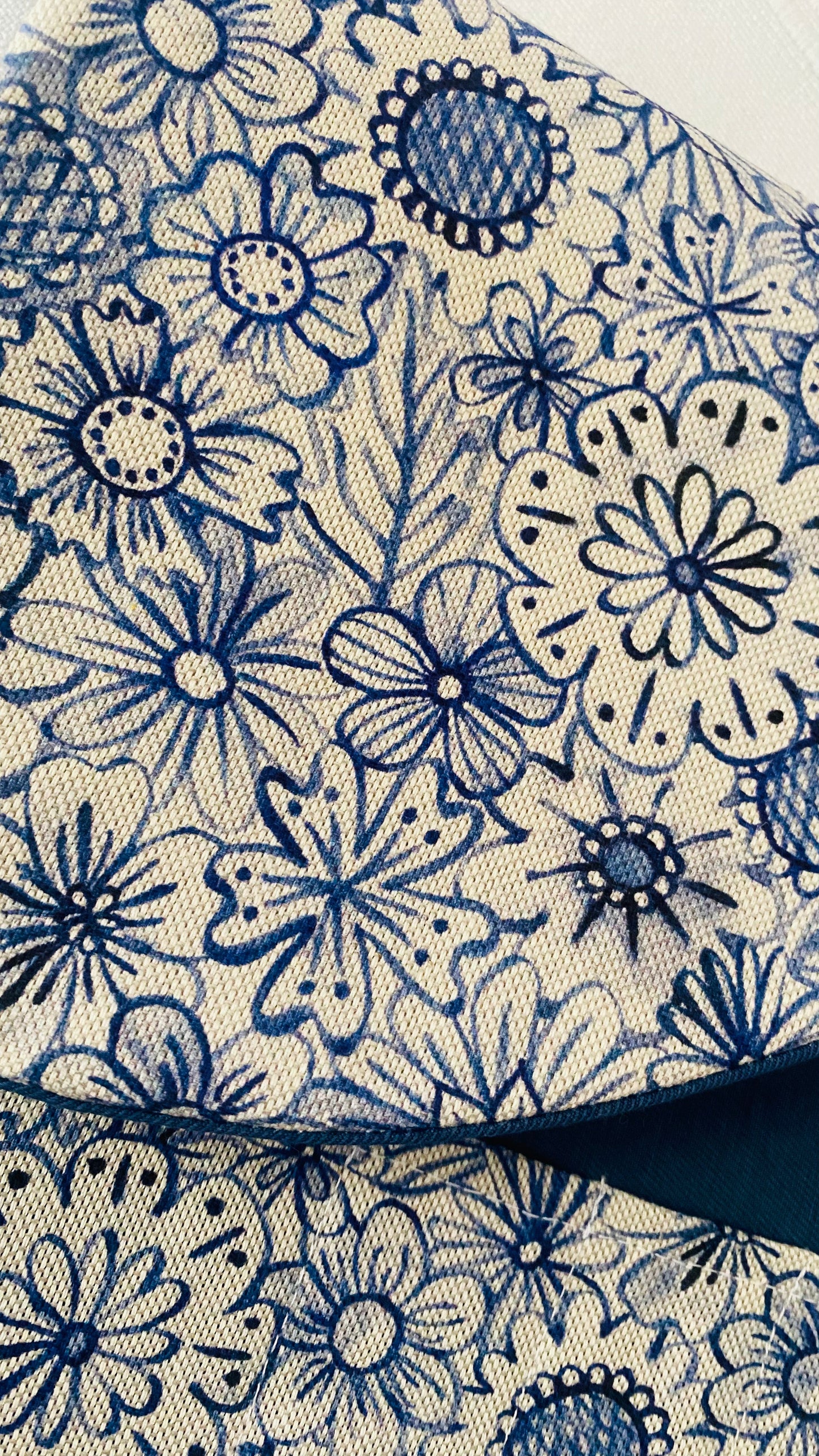 Buch-Organizer „Blumenpoesie – Blau“ – handgemachte Büchertasche | 22 × 28 cm Tulipas handmade