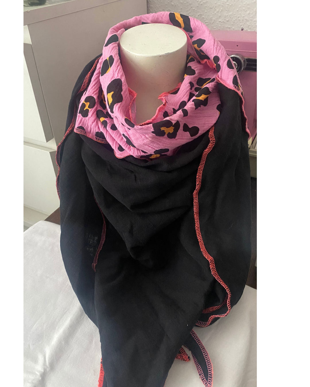 Musselin Halstuch für Damen – XXL Dreieckstuch mit Print (Herz & Leo) – Weiche Baumwolle Tulipas Berlin