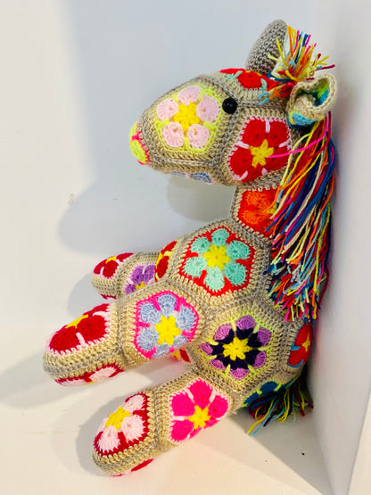 African Flower Hexagon Crochet Pony: Einzigartige Handarbeit für Pferdeliebhaber Tulipas Berlin