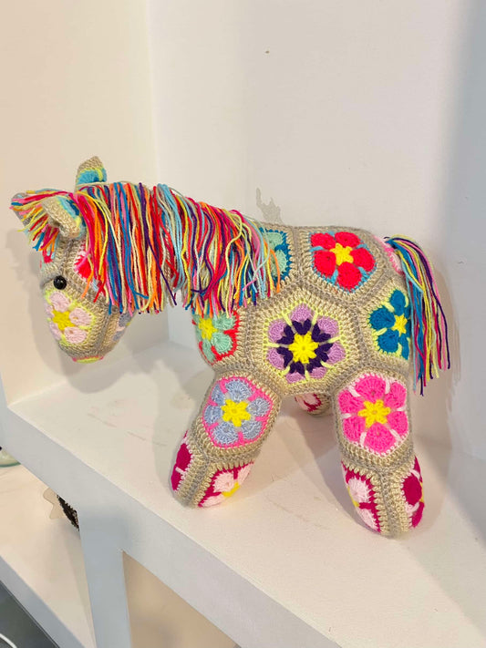 African Flower Hexagon Crochet Pony: Einzigartige Handarbeit für Pferdeliebhaber Tulipas Berlin