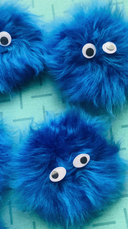 Flauschiger Monster-Pin Anstecker "Blue Fuzz" – Einzigartiges, handgefertigtes Accessoire für Schulranzen und Rucksäcke