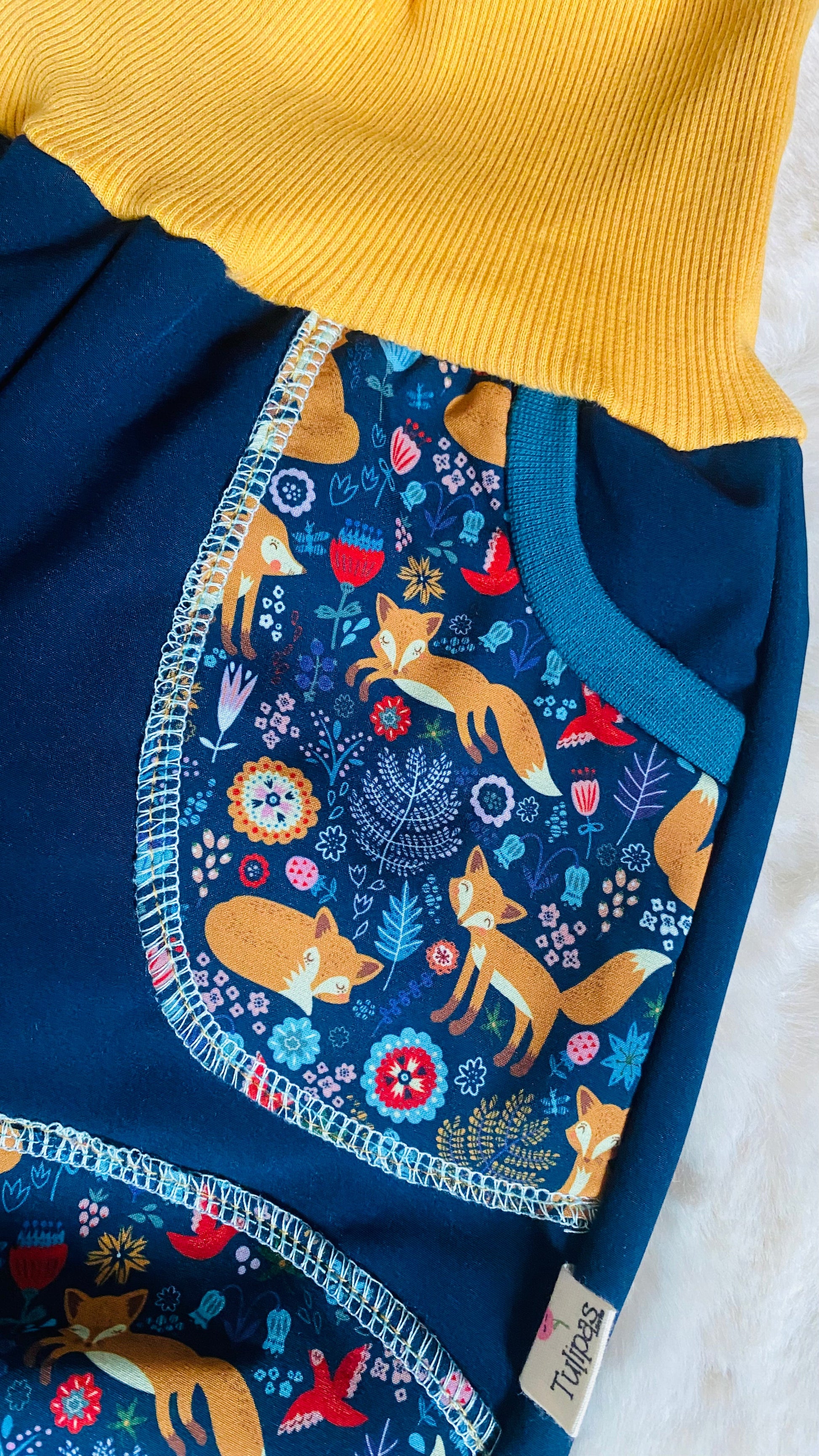 Handgenähte Softshell Kinderhose Fuchs Blau 98-104 – Wasserdichte Outdoor Matschhose mit Knieverstärkung – Unikat aus Berlin (Kopie) Tulipas Berlin