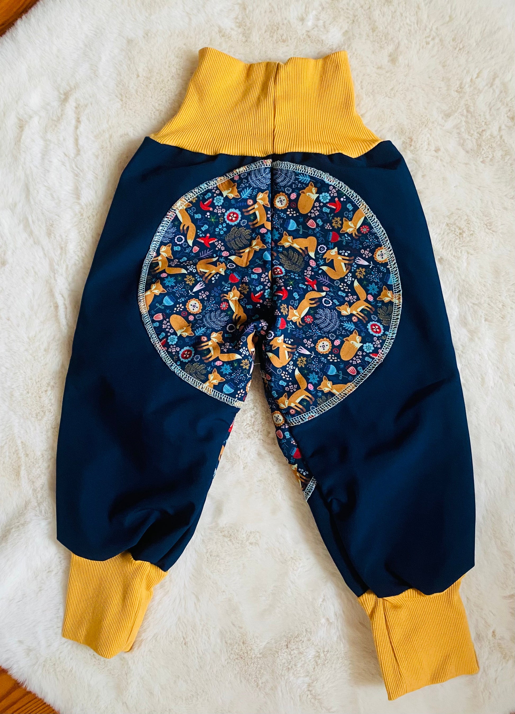 Handgenähte Softshell Kinderhose Fuchs Blau 98-104 – Wasserdichte Outdoor Matschhose mit Knieverstärkung – Unikat aus Berlin (Kopie) Tulipas Berlin